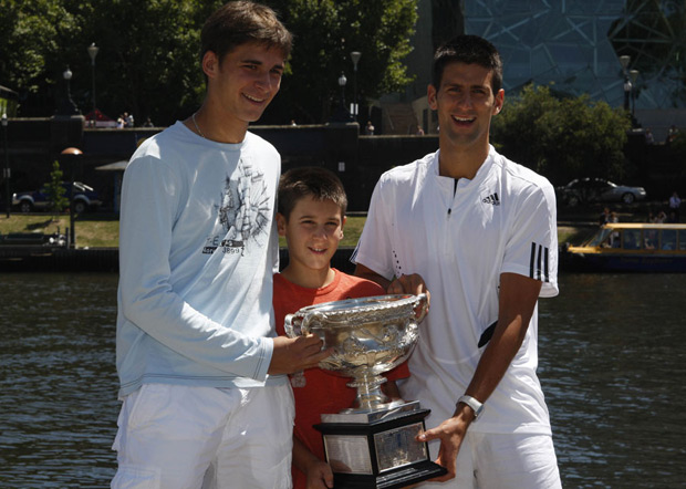 Nole ima dva brata koji takođe igraju tenis, veoma uspešno.